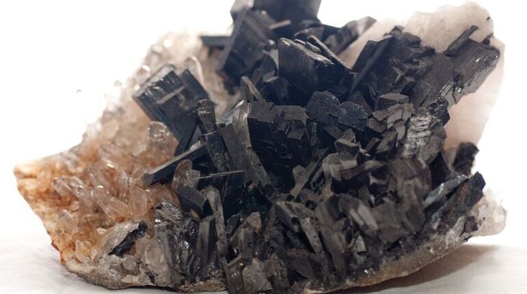 A Guide To Using Tungsten Steel In Mining Equipment